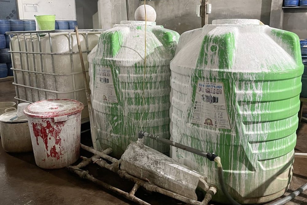 Các bị can dùng nước vôi trong pha lẫn hóa chất để ngâm ủ giá đỗ. (Ảnh: Thanh Tuấn)