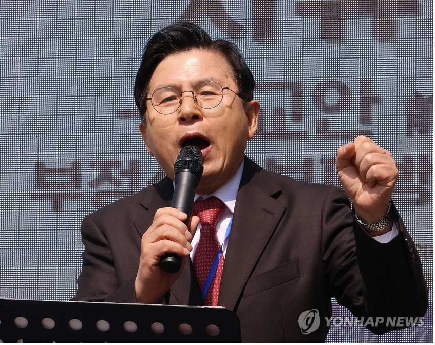 Cựu Thủ tướng Hwang Kyo-ahn chính thức tuyên bố sẽ không tiếp tục tham gia tranh cử (Ảnh: Yonhap News)