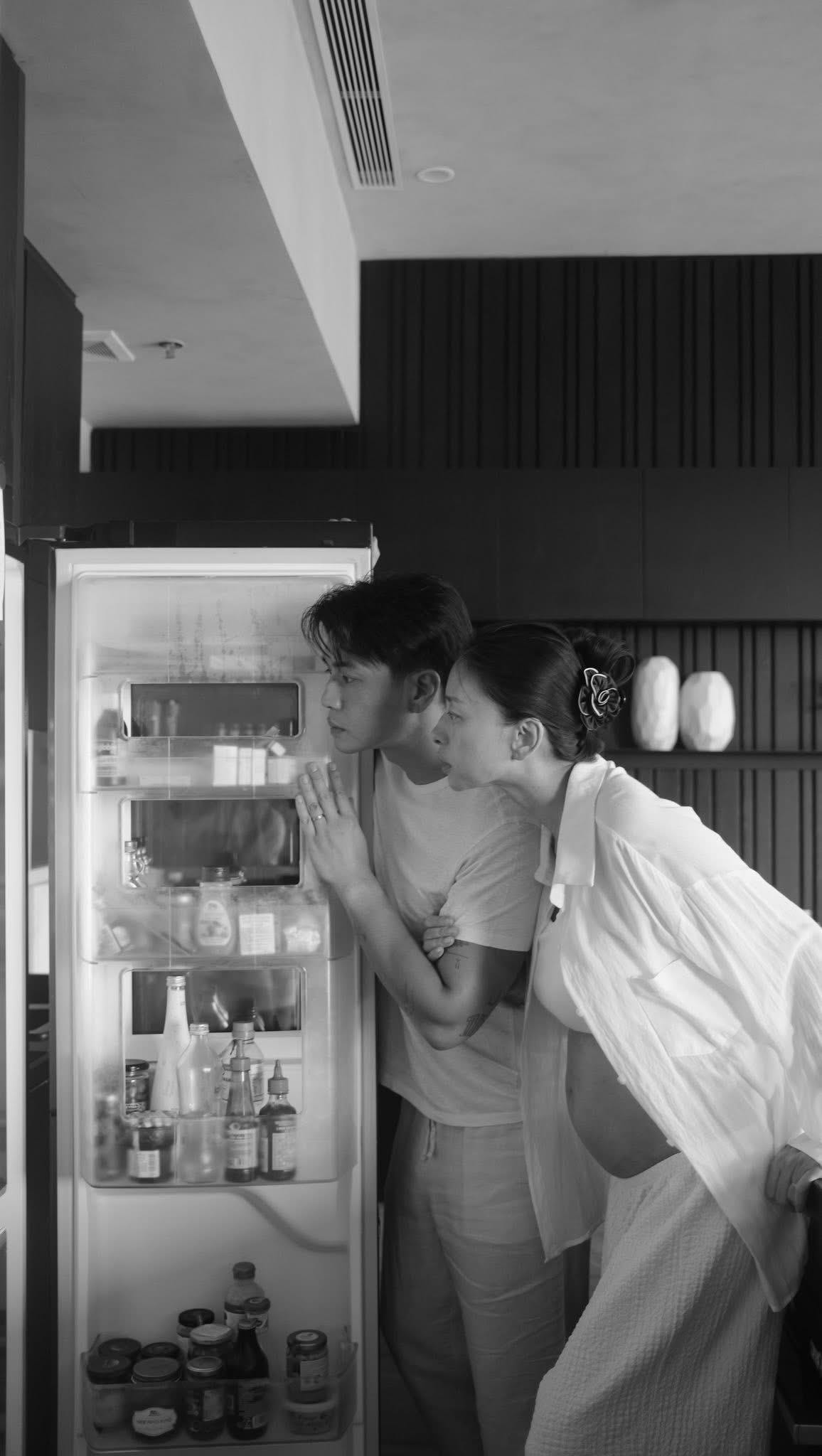 Tự tin là người từng điều hành công ty, đứng đầu nhiều dự án, nhưng khi đối diện với thử thách sinh con, sự mạnh mẽ ấy bỗng trở nên mong manh. Cô thử qua nhiều phương pháp hỗ trợ sinh sản, nhưng đều thất bại. Mỗi lần thất bại là một lần trái tim nứt thêm một vết. Cô rơi vào khủng hoảng, hoài nghi chính mình, hoang mang trước những định kiến xã hội về phụ nữ, tuổi tác và thiên chức làm mẹ.