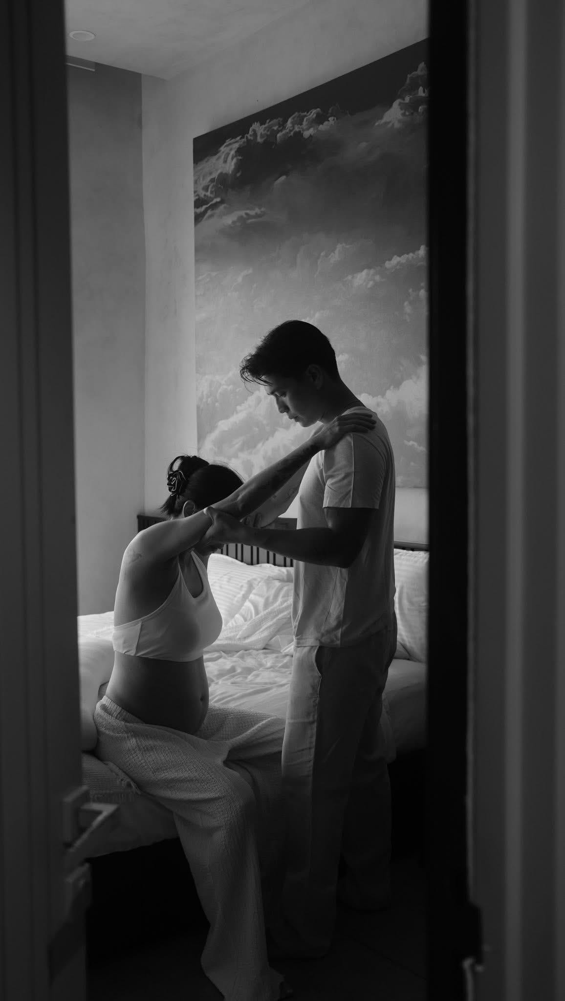 “Chào mừng sự có mặt của con trong cuộc đời ba mẹ. Thời gian qua cơ thể mẹ như đi tàu lượn siêu tốc với đủ thứ tình huống ngược xuôi mà mẹ chưa từng trải qua. Da dẻ mẹ khô khan sần sùi, bụng mẹ nứt nẻ … tóc mẹ rụng đi , rồi cơ thể mẹ đau nhức. Vậy mà nhờ có ba con đồng hành mà mẹ có thể vượt qua được tất cả”, nữ diễn viên viết.