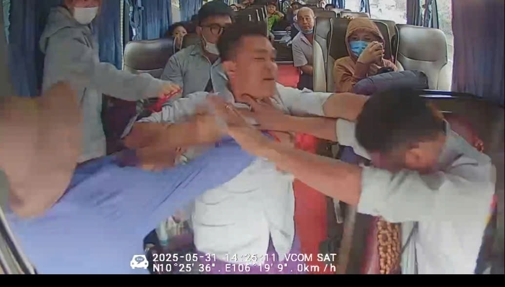 tài xế xe khách bị hành hung khi đang ngồi trên ghế lái hình ảnh 1 tai xe xe khach bi hanh hung khi dang ngoi tren ghe lai hinh anh 1