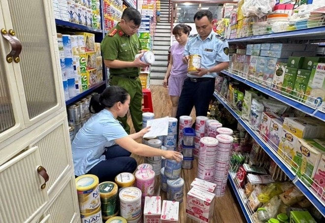 nghệ an phát hiện sữa cho trẻ em nhập lậu, chân gà không rõ nguồn gốc hình ảnh 1 nghe an phat hien sua cho tre em nhap lau, chan ga khong ro nguon goc hinh anh 1