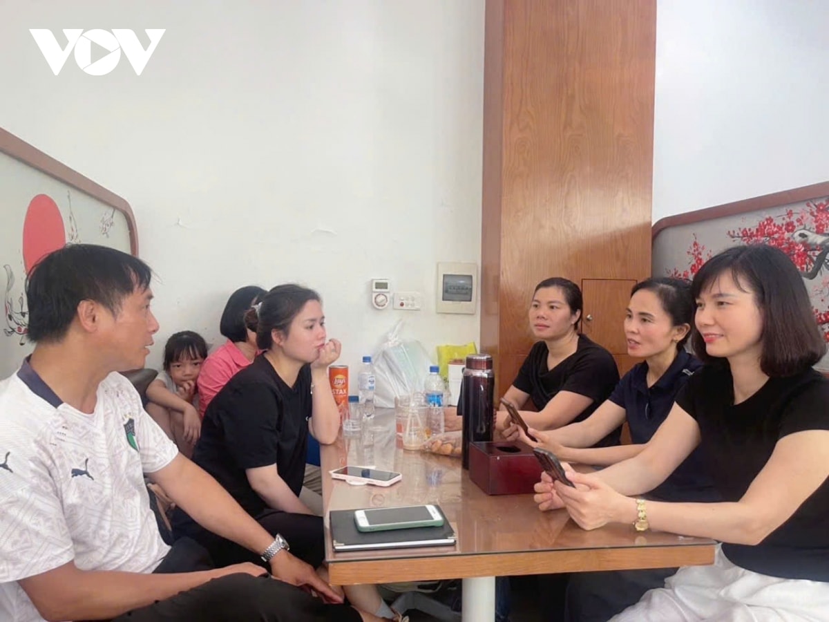 phu huynh lot dep ngoi cho con thi vao lop 10 chuyen giua trua nang nong hinh anh 7
