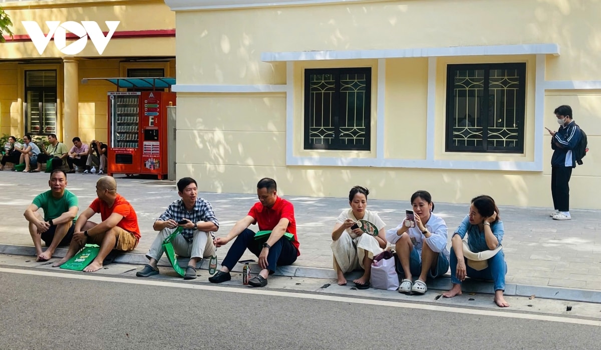 phu huynh lot dep ngoi cho con thi vao lop 10 chuyen giua trua nang nong hinh anh 3