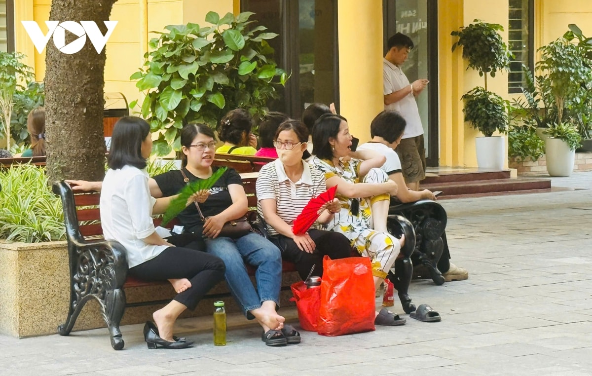 phu huynh lot dep ngoi cho con thi vao lop 10 chuyen giua trua nang nong hinh anh 8