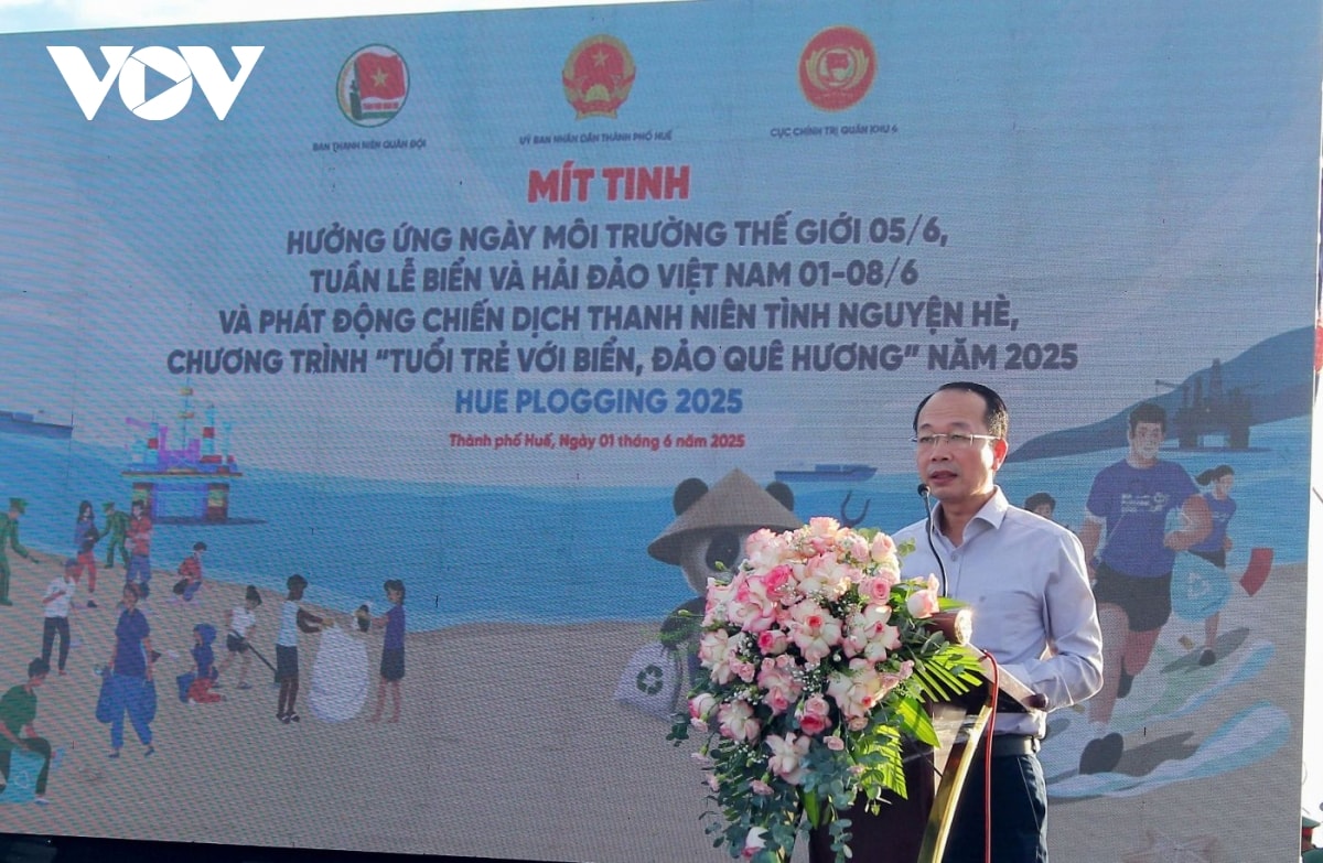 gần 1.000 người nhặt rác tại các bãi biển ở huế hình ảnh 1 gan 1.000 nguoi nhat rac tai cac bai bien o hue hinh anh 1