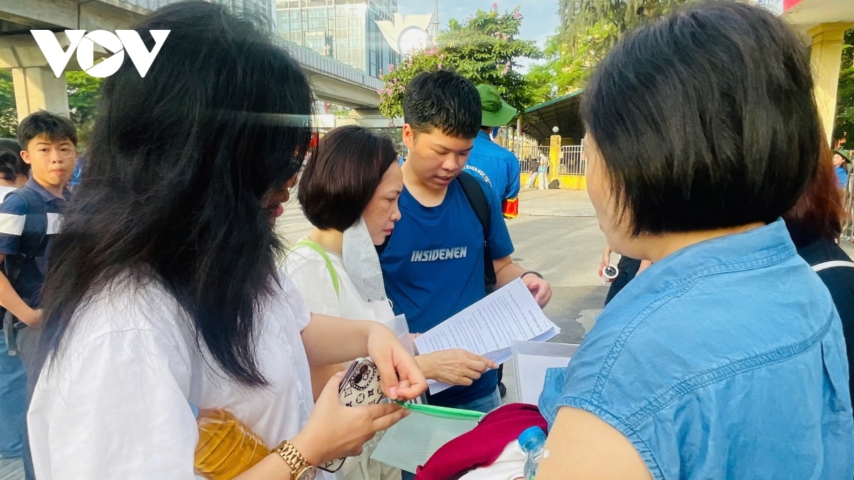 phu huynh lot dep ngoi cho con thi vao lop 10 chuyen giua trua nang nong hinh anh 1