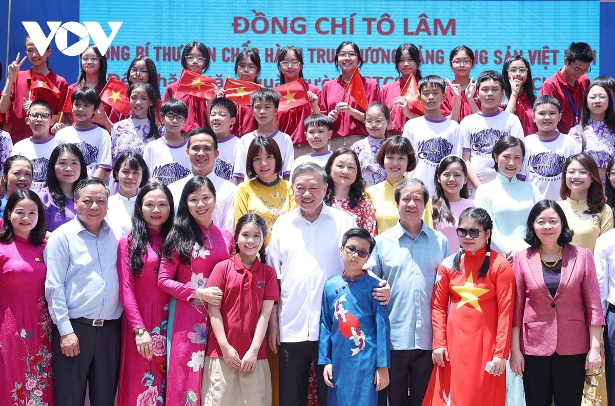 tong bi thu to lam tham va tang qua truong nguyen Dinh chieu va xa Dan hinh anh 3