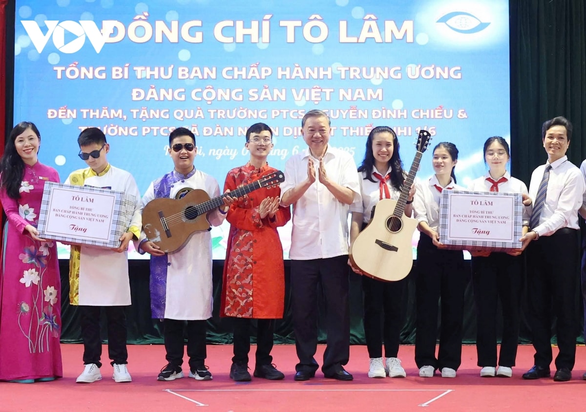 tổng bí thư tô lâm thăm và tặng quà trường nguyễn Đình chiểu và xã Đàn hình ảnh 1 tong bi thu to lam tham va tang qua truong nguyen Dinh chieu va xa Dan hinh anh 1