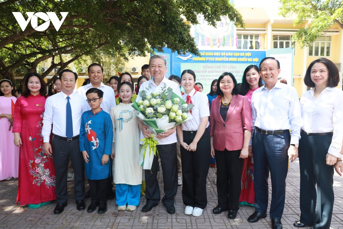 tổng bí thư tô lâm thăm và tặng quà trường nguyễn Đình chiểu và xã Đàn hình ảnh 2 tong bi thu to lam tham va tang qua truong nguyen Dinh chieu va xa Dan hinh anh 2