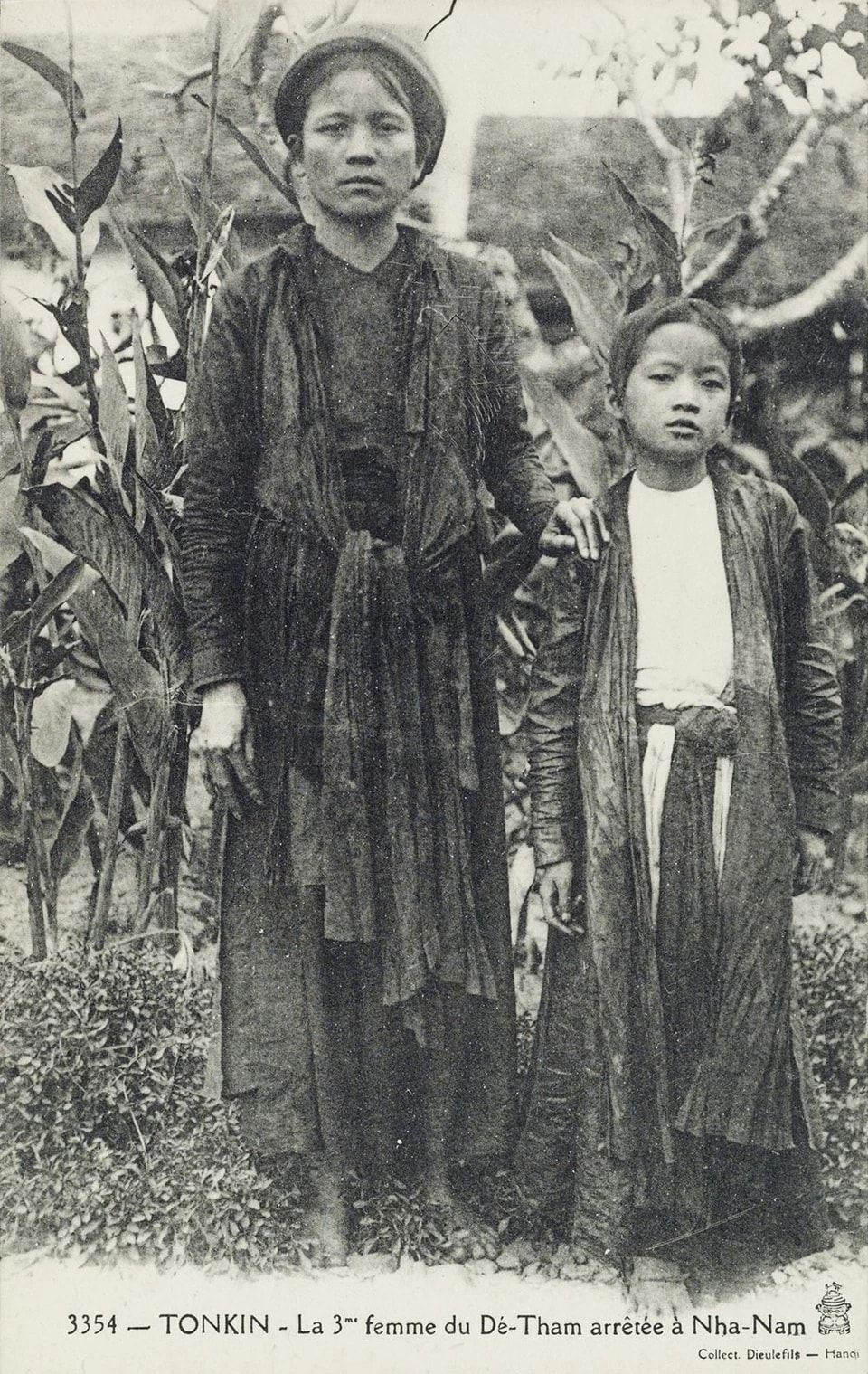 Năm 1909, trong chiến dịch càn quét cuối cùng của quân Pháp vào Yên Thế, Hoàng Thị Thế cùng mẹ bị bắt. Mẹ bà bị kết án đày sang đảo Guyane (thuộc Pháp ở Nam Mỹ) và qua đời vì bệnh lao tại trại cách ly ở Alger ngày 25/11/1910.