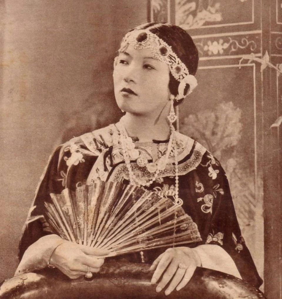 Năm 1925, sau khi học xong tú tài phần một, bà trở về Việt Nam làm thủ thư tại Phủ Thống sứ Bắc Kỳ. Hai năm sau, bà quay lại Pháp và được Tổng thống Cộng hòa Pháp Paul Doumer (cựu Toàn quyền Đông Dương) nhận làm cha đỡ đầu. Năm 1930, bà bắt đầu bước vào lĩnh vực điện ảnh.