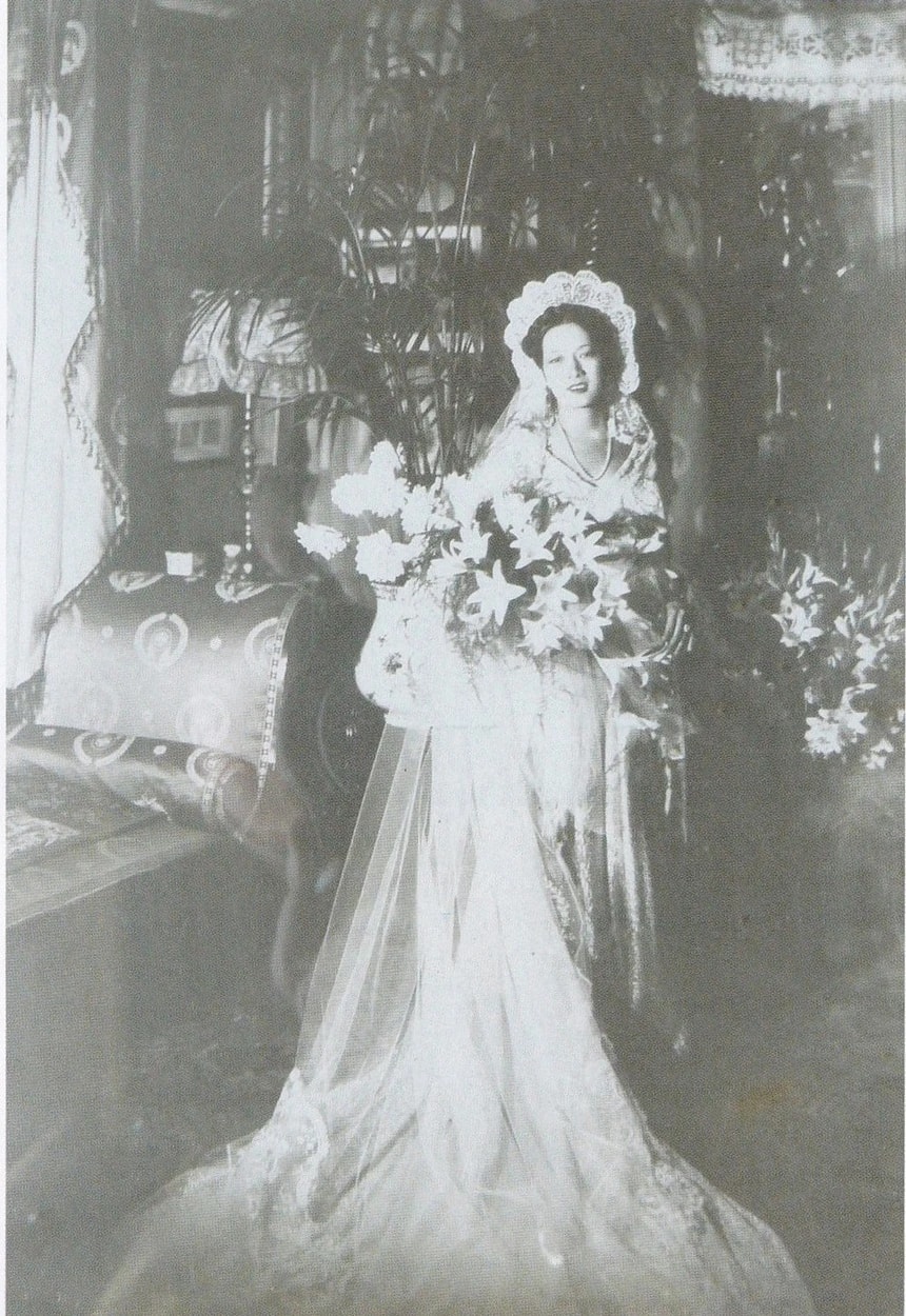 Năm 1931, Hoàng Thị Thế kết hôn với ông Robert Bourges, người Pháp gốc Bỉ, ở Tòa thị chính Saint Amand. Năm 1935, Hoàng Thị Thế sinh hạ con trai, đặt tên là Jean Marie Albert Arthur.