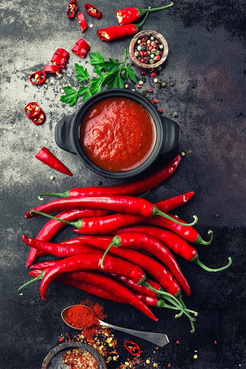 Tự làm tương ớt là giải pháp an toàn nhất. (Ảnh: Afoodable)