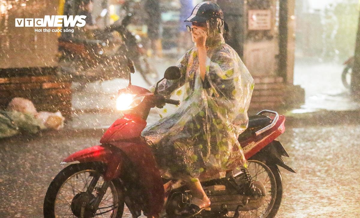 Chiều tối và đêm nay, miền Bắc mưa dông, cục bộ mưa to. (Ảnh minh hoạ: Ngô Nhung)