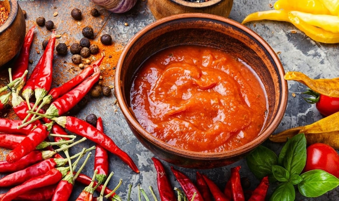 Bạn cần biết cách phân biệt tương ớt sạch và tương ớt bẩn để bảo vệ gia đình. (Ảnh: CQmart)