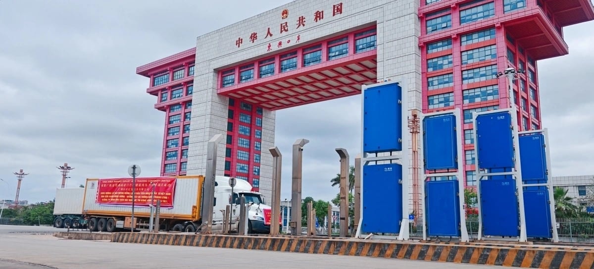 Xe tải lạnh chở 22,24 tấn sầu riêng đông lạnh từ Việt Nam nhập cảnh qua của khẩu Đông Hưng, Trung Quốc. (Ảnh: Nhật báo Quảng Tây)