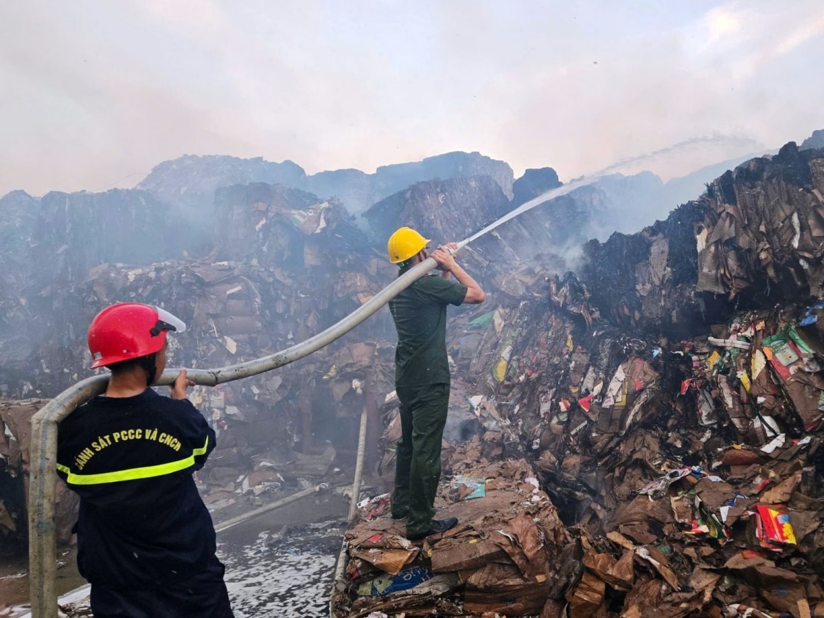 cháy xuyên đêm tại công ty giấy ở ninh bình hình ảnh 3 chay xuyen dem tai cong ty giay o ninh binh hinh anh 3