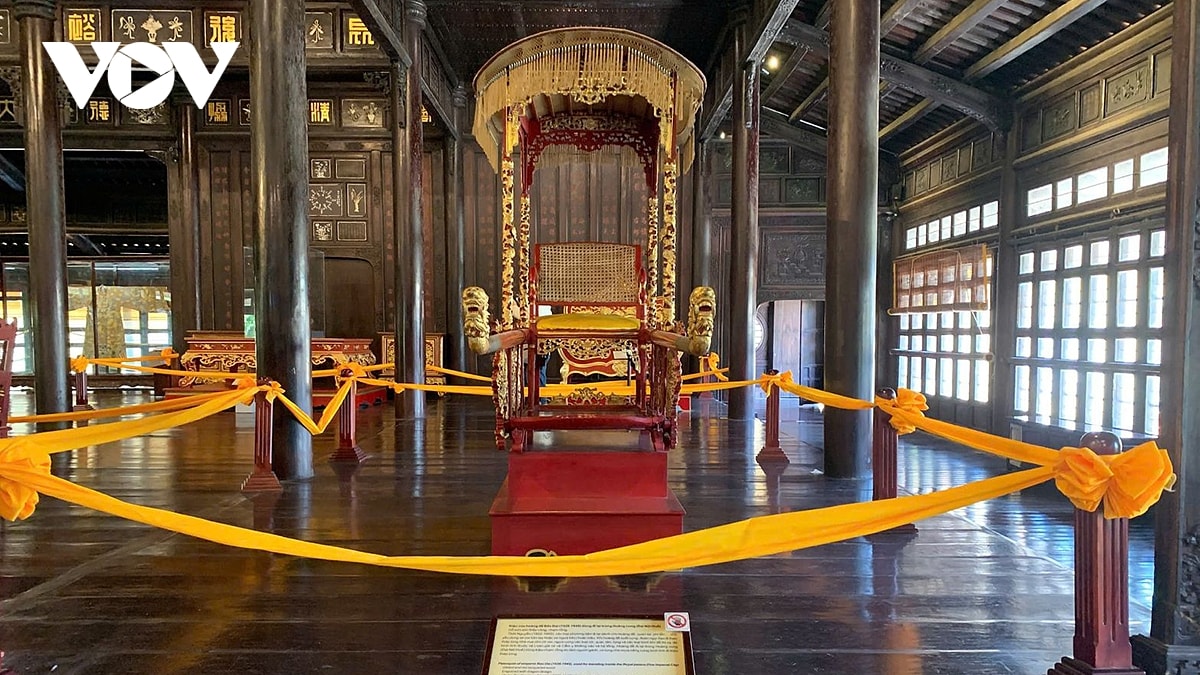bảo tàng cổ vật cung đình huế lắp đặt tủ kính bảo vệ 3 ngai vua triều nguyễn hình ảnh 3 bao tang co vat cung dinh hue lap dat tu kinh bao ve 3 ngai vua trieu nguyen hinh anh 3