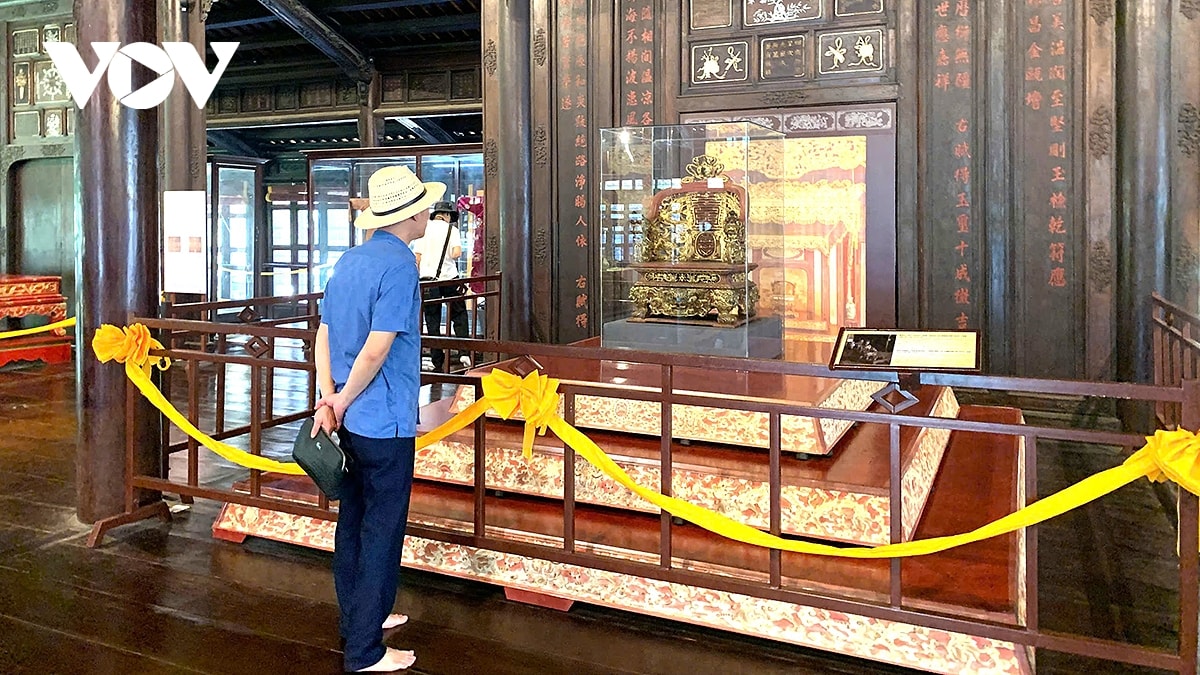 bảo tàng cổ vật cung đình huế lắp đặt tủ kính bảo vệ 3 ngai vua triều nguyễn hình ảnh 1 bao tang co vat cung dinh hue lap dat tu kinh bao ve 3 ngai vua trieu nguyen hinh anh 1