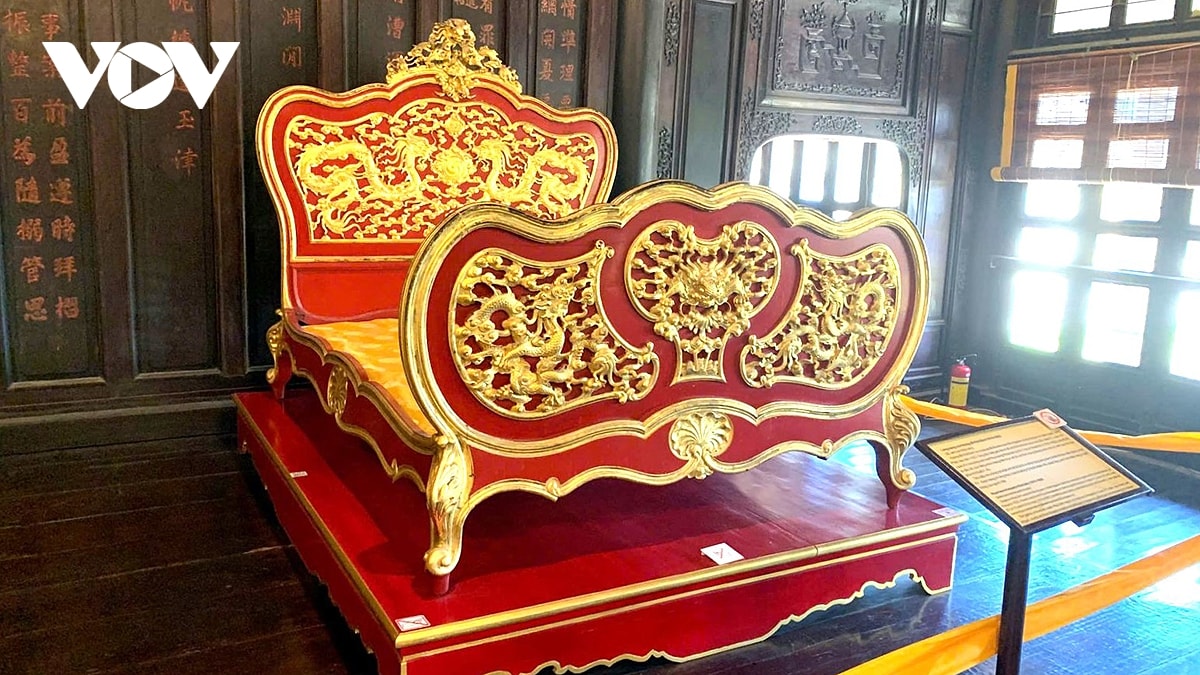 bảo tàng cổ vật cung đình huế lắp đặt tủ kính bảo vệ 3 ngai vua triều nguyễn hình ảnh 4 bao tang co vat cung dinh hue lap dat tu kinh bao ve 3 ngai vua trieu nguyen hinh anh 4