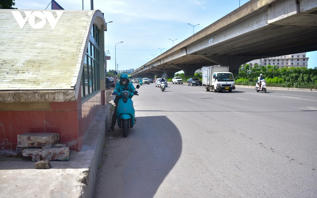 nu lao cong muu sinh duoi troi nang nong gan 40 do o ha noi hinh anh 10