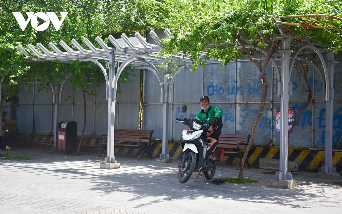 nu lao cong muu sinh duoi troi nang nong gan 40 do o ha noi hinh anh 9