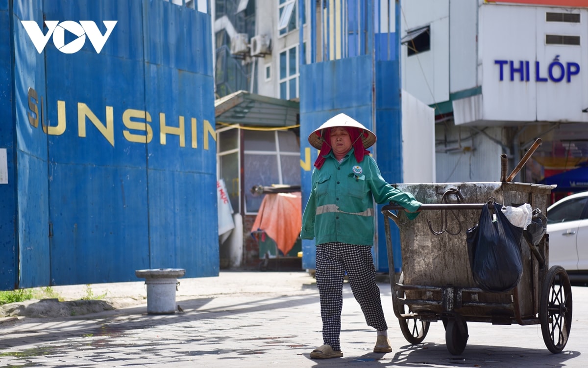 nu lao cong muu sinh duoi troi nang nong gan 40 do o ha noi hinh anh 5