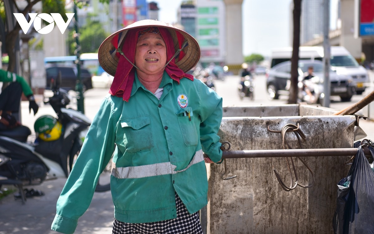 nu lao cong muu sinh duoi troi nang nong gan 40 do o ha noi hinh anh 6