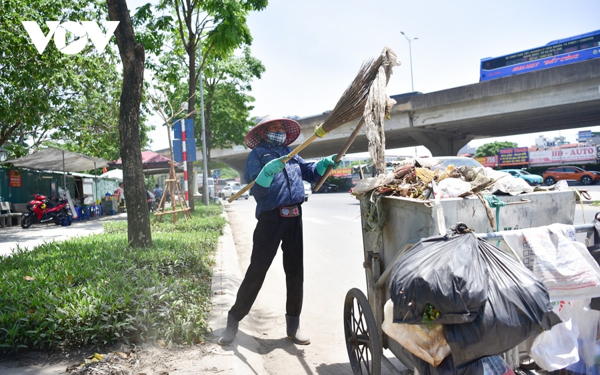 nu lao cong muu sinh duoi troi nang nong gan 40 do o ha noi hinh anh 3