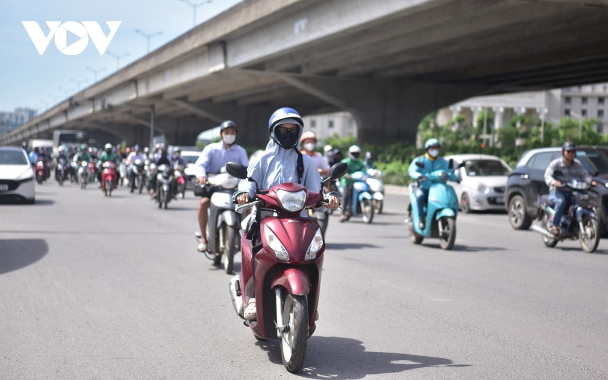 nu lao cong muu sinh duoi troi nang nong gan 40 do o ha noi hinh anh 12