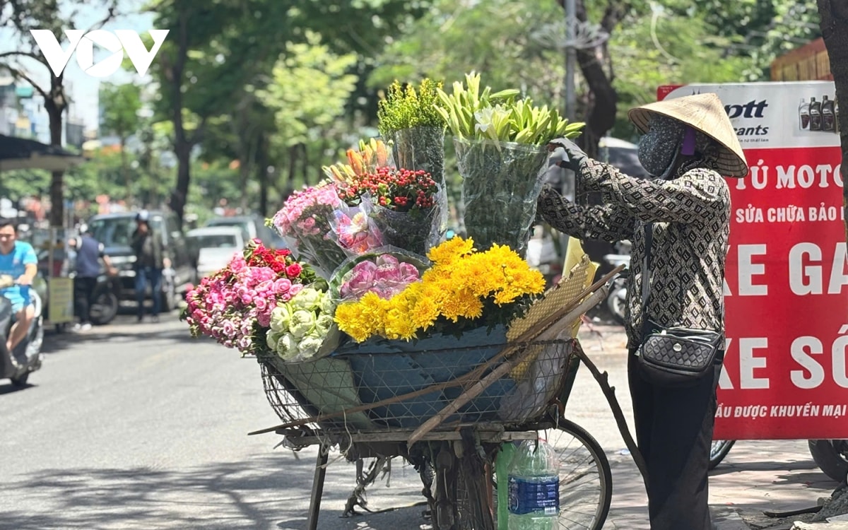 nu lao cong muu sinh duoi troi nang nong gan 40 do o ha noi hinh anh 14