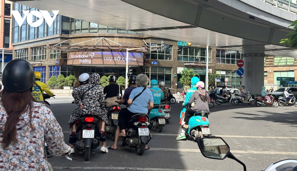 nu lao cong muu sinh duoi troi nang nong gan 40 do o ha noi hinh anh 11