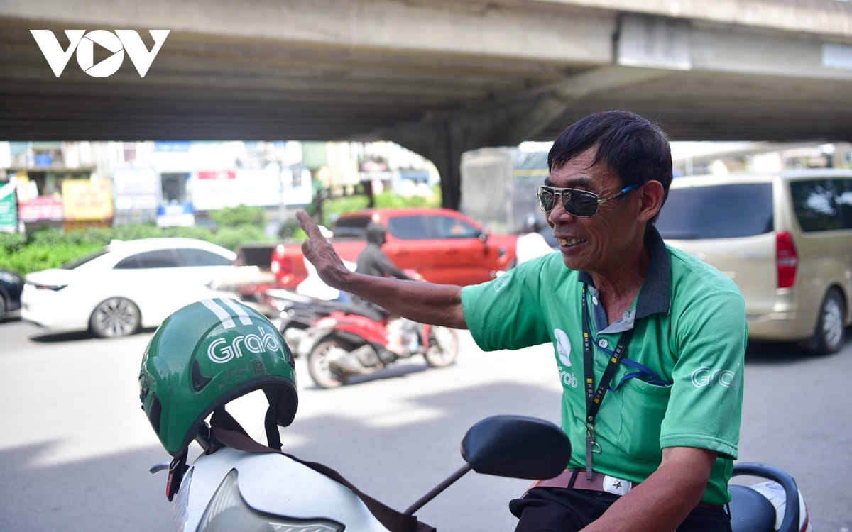 nu lao cong muu sinh duoi troi nang nong gan 40 do o ha noi hinh anh 7