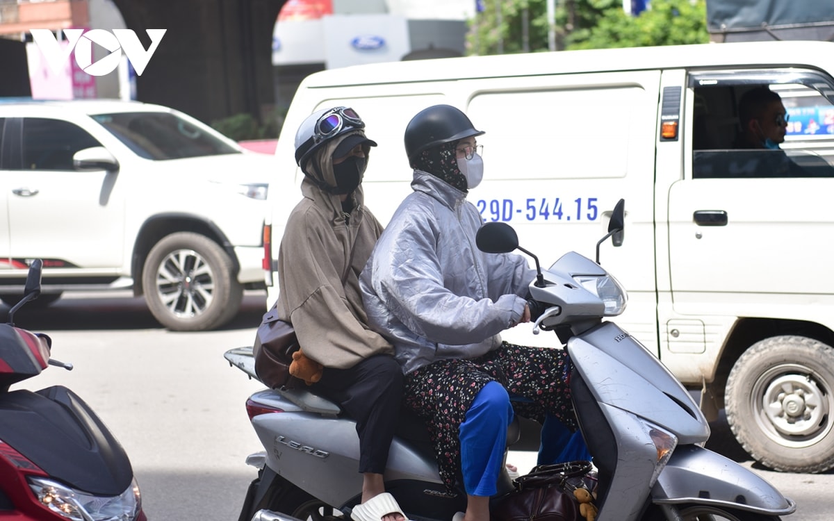 nu lao cong muu sinh duoi troi nang nong gan 40 do o ha noi hinh anh 2