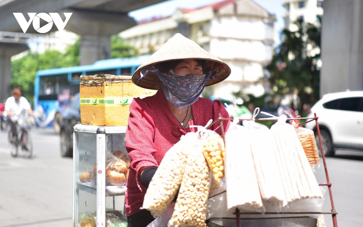 nu lao cong muu sinh duoi troi nang nong gan 40 do o ha noi hinh anh 13