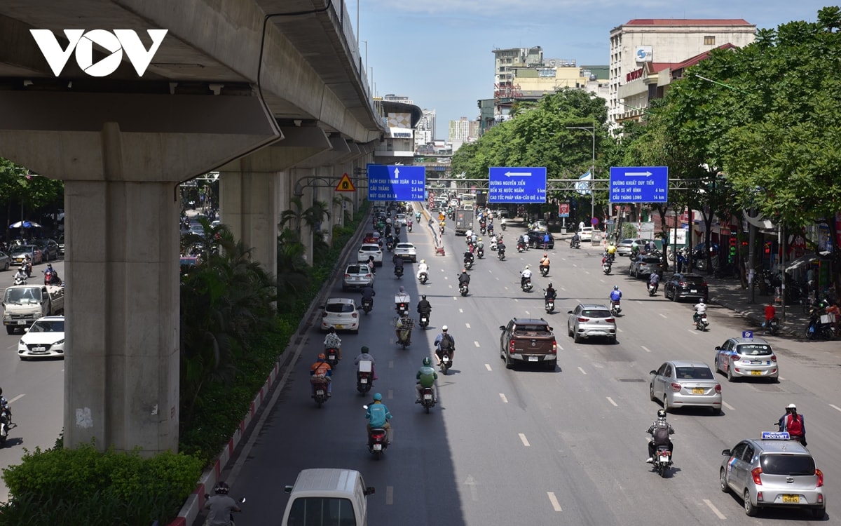 nu lao cong muu sinh duoi troi nang nong gan 40 do o ha noi hinh anh 1