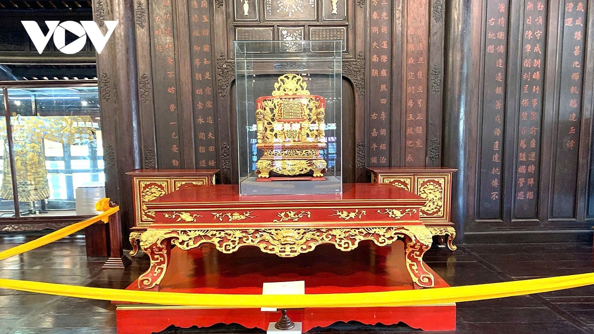 bảo tàng cổ vật cung đình huế lắp đặt tủ kính bảo vệ 3 ngai vua triều nguyễn hình ảnh 2 bao tang co vat cung dinh hue lap dat tu kinh bao ve 3 ngai vua trieu nguyen hinh anh 2