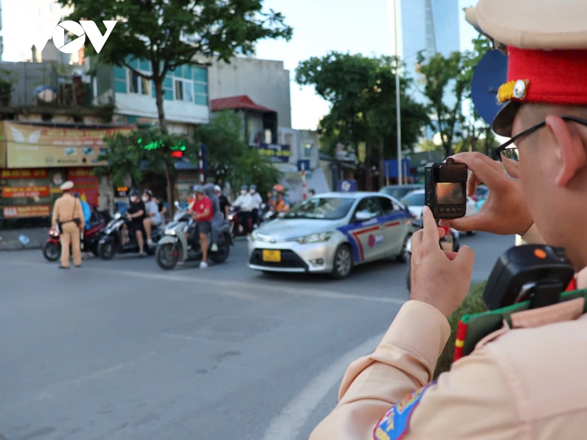 csgt hà nội ghi hình, đồng loạt xử lý mạnh vi phạm giao thông hình ảnh 1 csgt ha noi ghi hinh, dong loat xu ly manh vi pham giao thong hinh anh 1