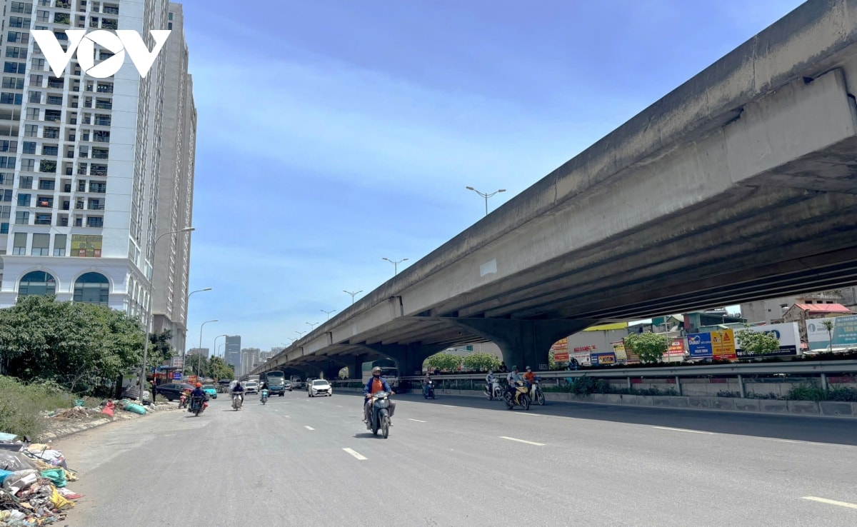 nu lao cong muu sinh duoi troi nang nong gan 40 do o ha noi hinh anh 8