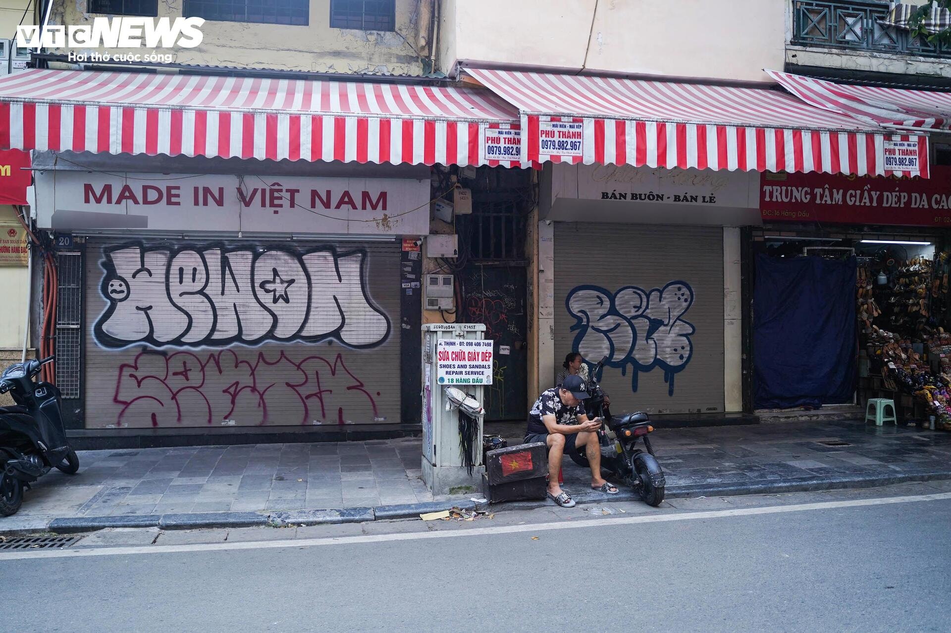Nhiều gian hàng 'hái ra tiền' trên phố cổ Hà Nội đồng loạt đóng cửa - 9