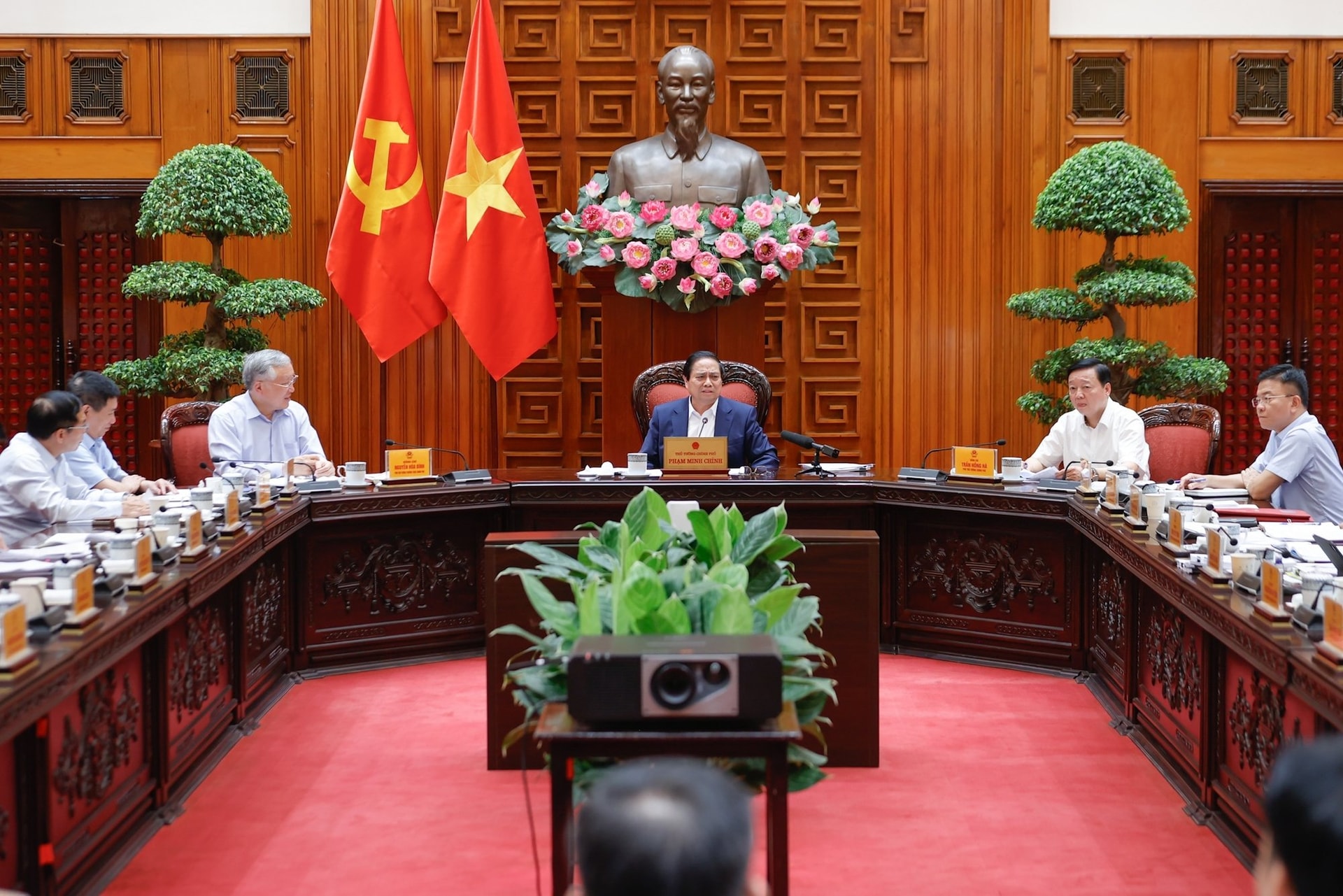 Thủ tướng Phạm Minh Chính chủ trì cuộc họp của Thường trực Chính phủ về tình hình triển khai thực hiện phân cấp, phân quyền gắn với thực hiện mô hình tổ chức chính quyền địa phương 2 cấp. (Ảnh: VGP)