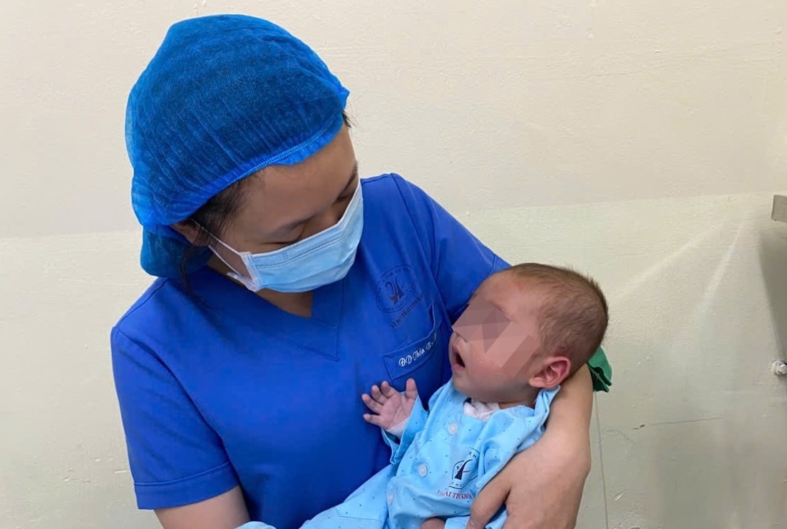 Ca mổ thành công, trẻ được chăm sóc tại khoa hồi sức nhi. (Ảnh: Quang Hùng)