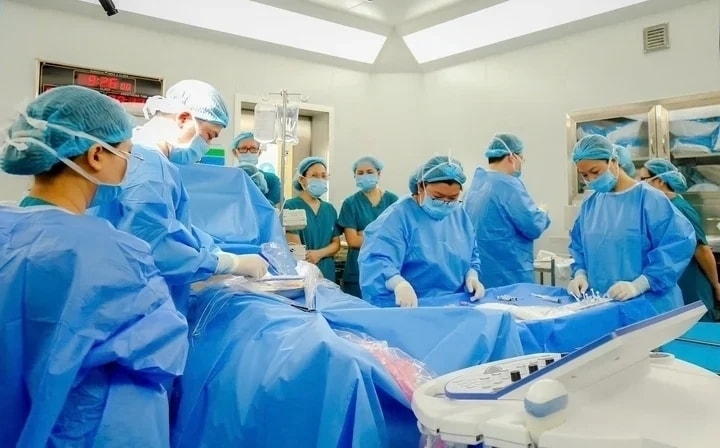 Các y bác sĩ Bệnh viện Từ Dũ và Bệnh viện Nhi đồng 1 thông tim cho thai nhi. (Ảnh: BVCC)