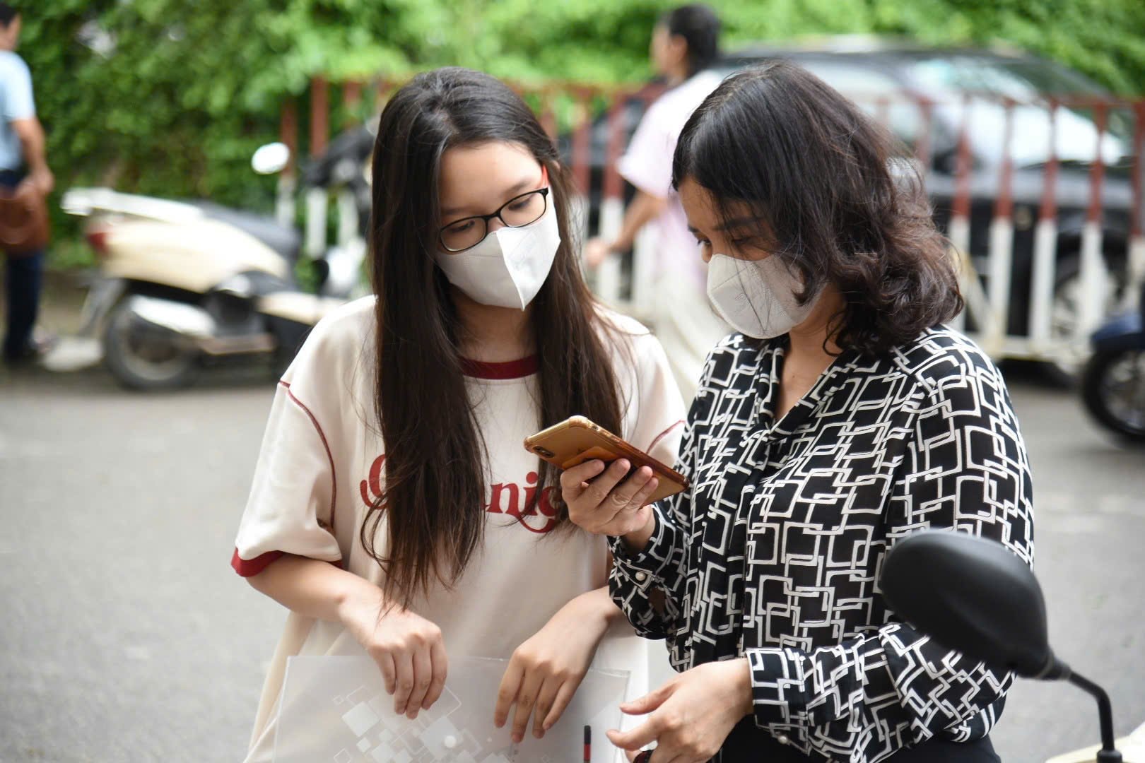 Học sinh được phụ huynh đưa tới trường dự thi.