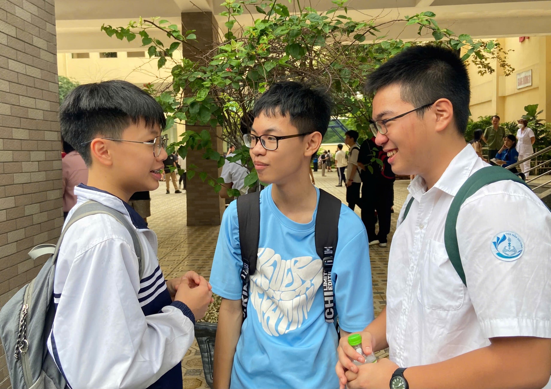 Em Lê Văn Phong (ngoài cùng bên trái) cùng các bạn.