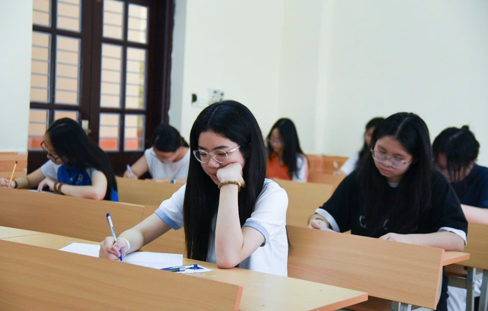 Thí sinh tập trung làm thủ tục, nghe phổ biến quy chế thi.