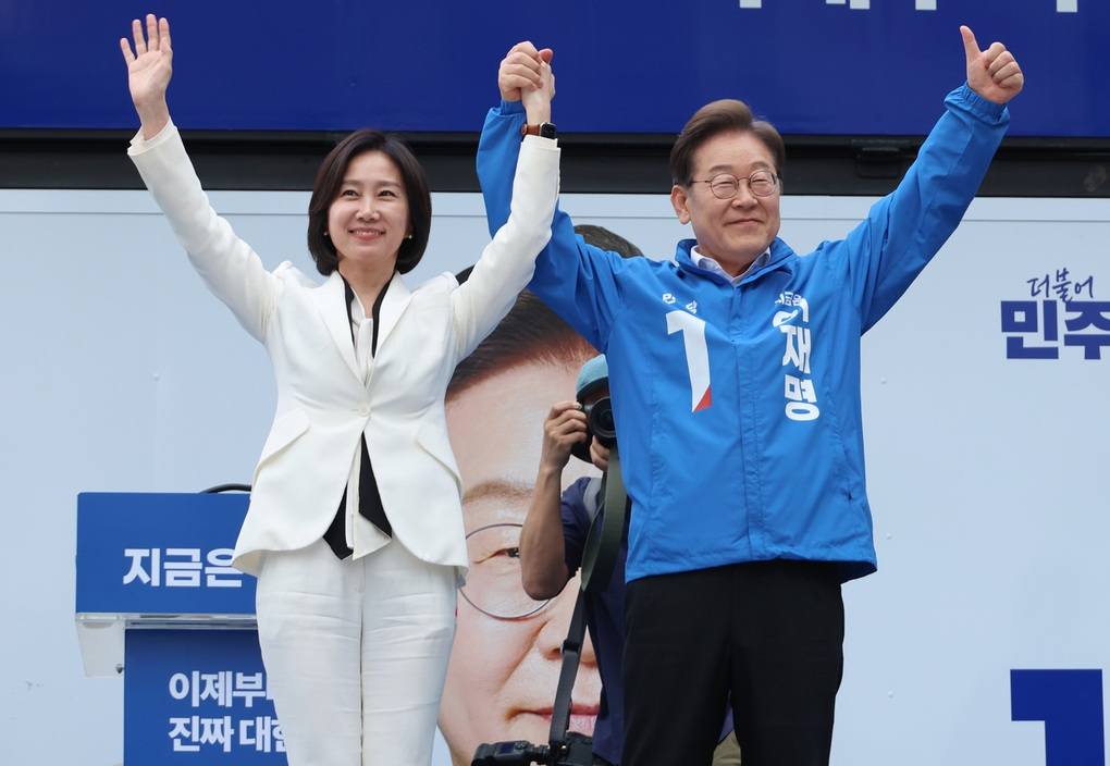 Tân Tổng thống Hàn Quốc Lee Jae-myung (áo xanh). (Ảnh: Yonhap)