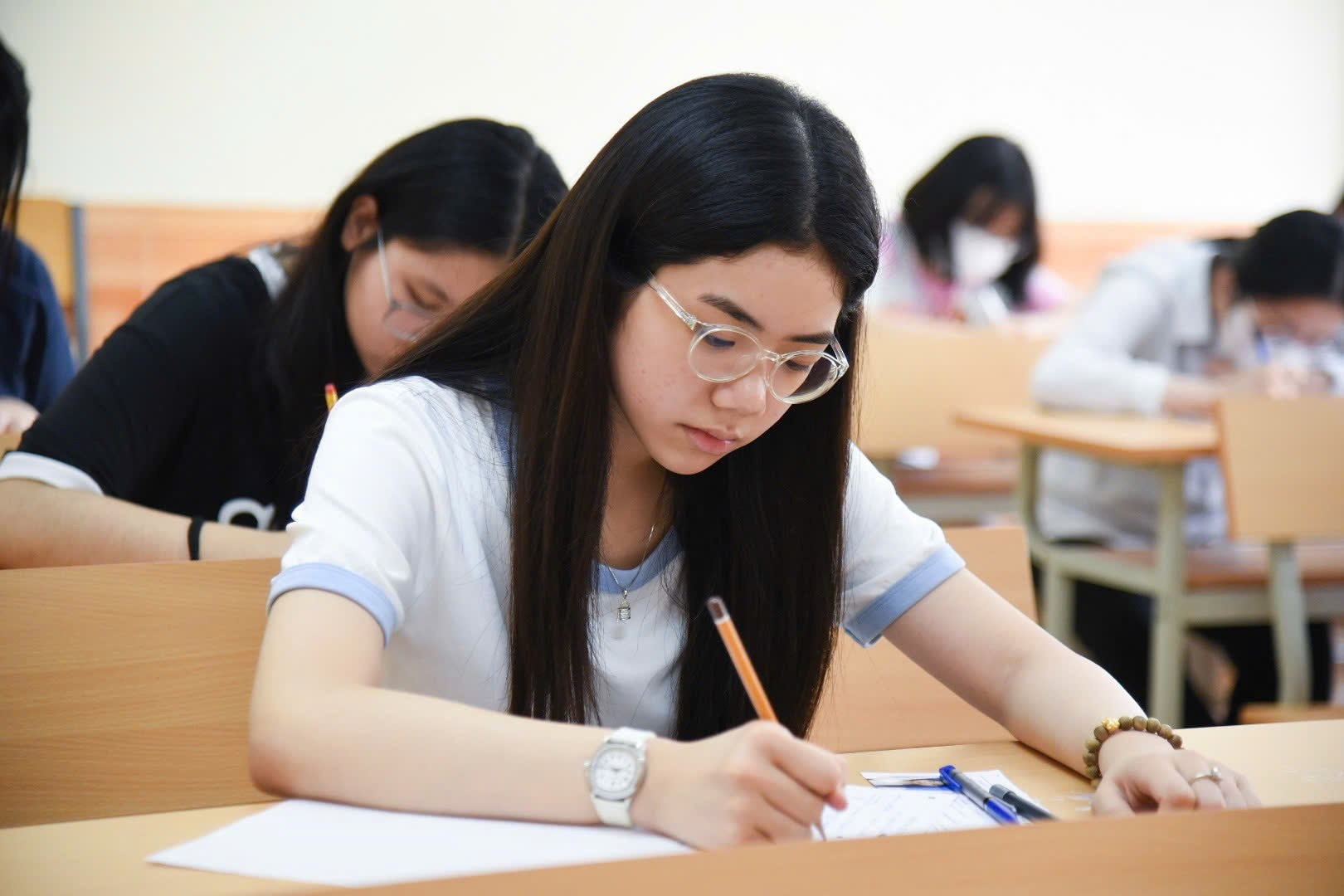 Những vật dụng bị cấm mang vào phòng thi. (Ảnh minh hoạ)