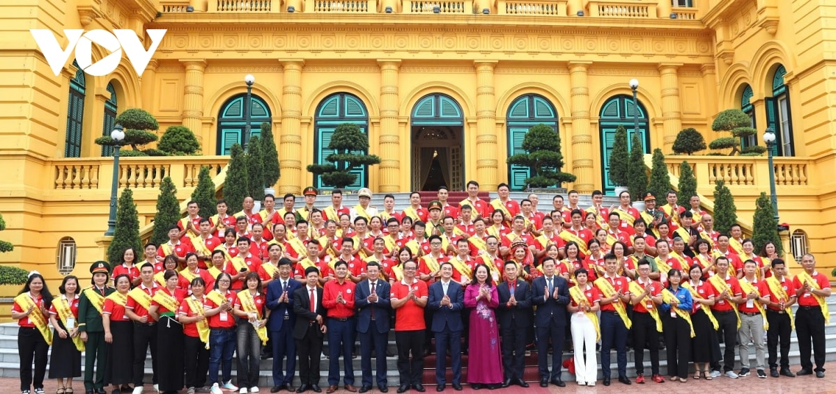 phó chủ tịch nước gặp mặt 100 đại biểu hiến máu tiêu biểu toàn quốc năm 2025 hình ảnh 4 pho chu tich nuoc gap mat 100 dai bieu hien mau tieu bieu toan quoc nam 2025 hinh anh 4